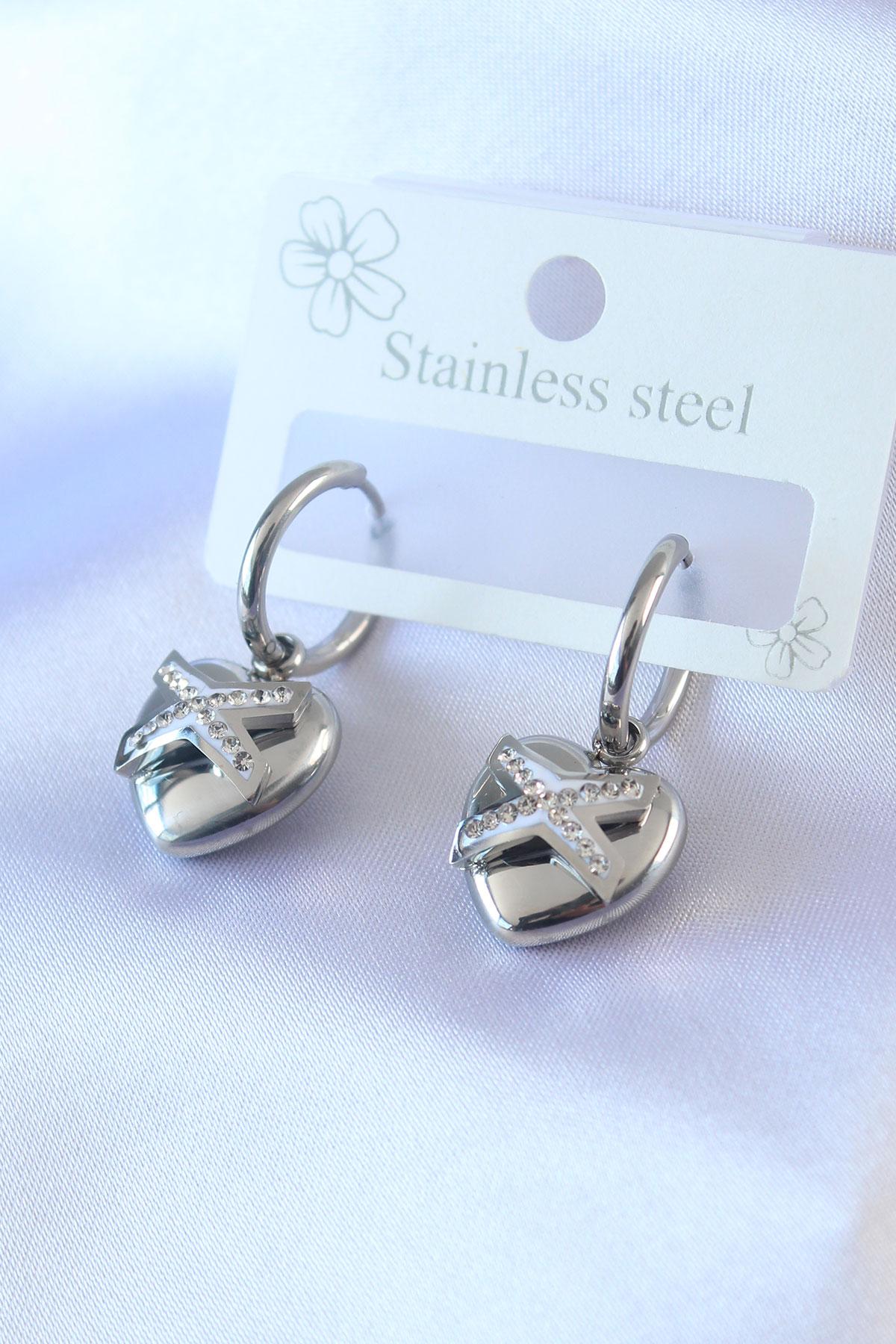 Çelik Gümüş Renk Zirkon Taş Detay Kalp Model Kadın Küpe