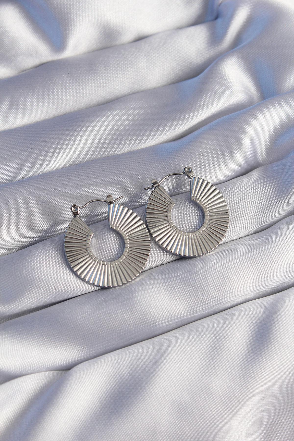 Çelik Gümüş Renk Oval Çizgili Plaka Küpe