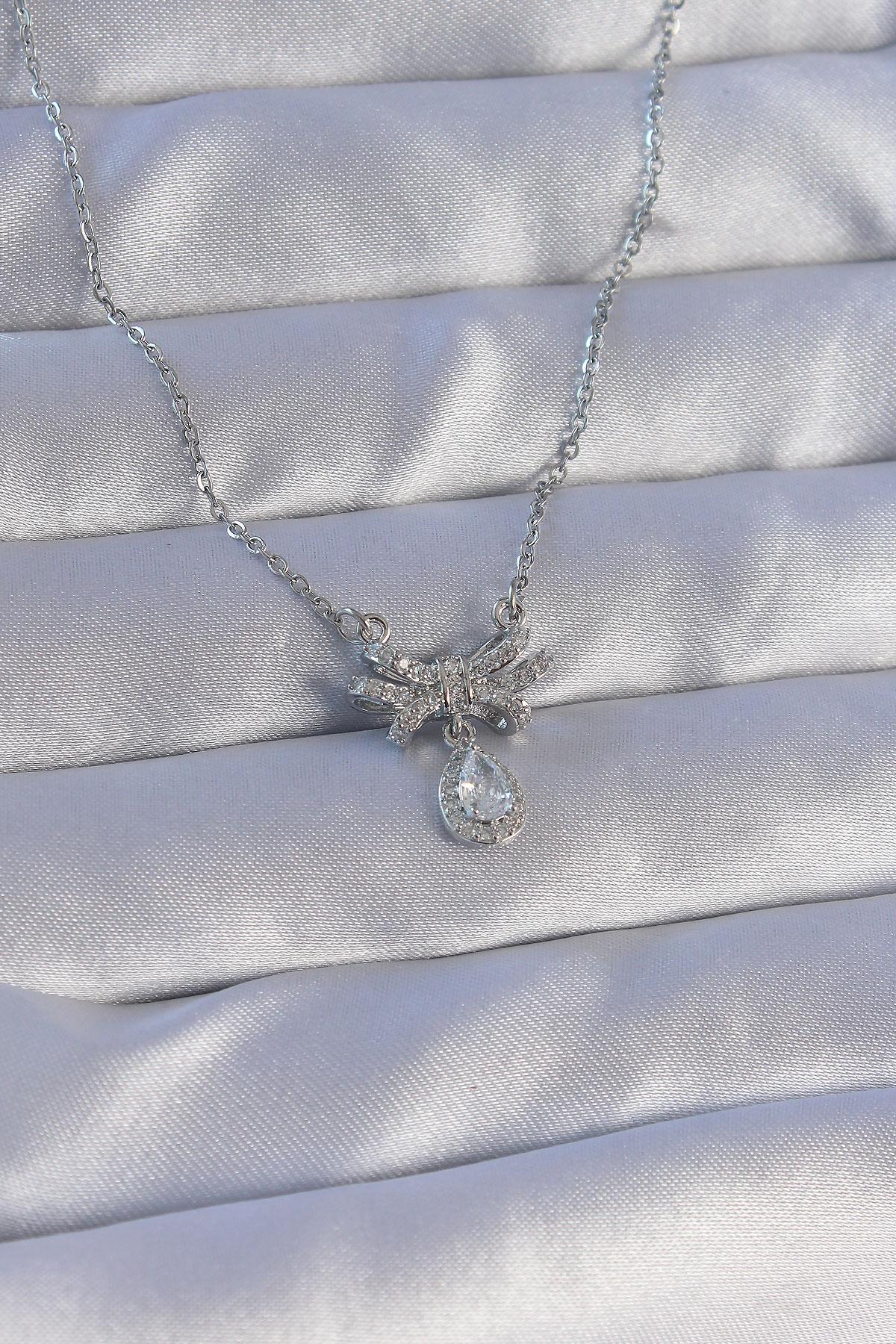 Çelik Zincirli Gümüş Renk Zirkon Taşlı Damla Detay Fiyonk Model Kolye