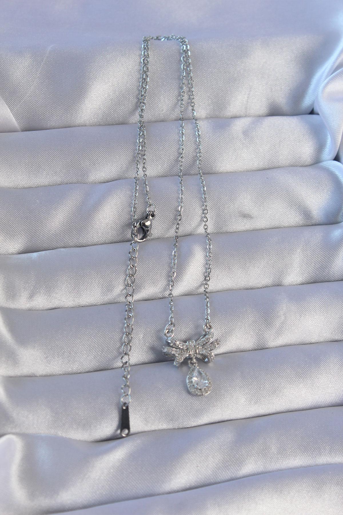 Çelik Zincirli Gümüş Renk Zirkon Taşlı Damla Detay Fiyonk Model Kolye