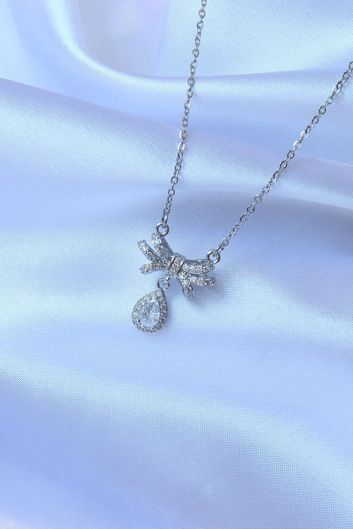 Çelik Zincirli Gümüş Renk Zirkon Taşlı Damla Detay Fiyonk Model Kolye