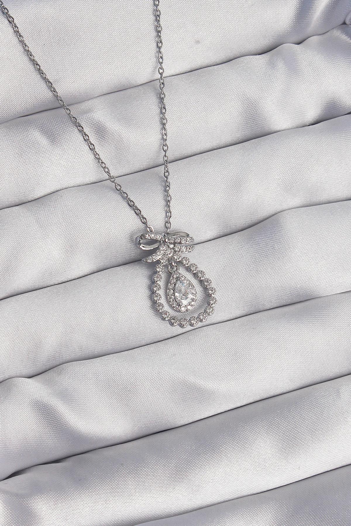 Çelik Gümüş Renk Fiyonk Detaylı Zirkon Taşlı Damla Model Kolye