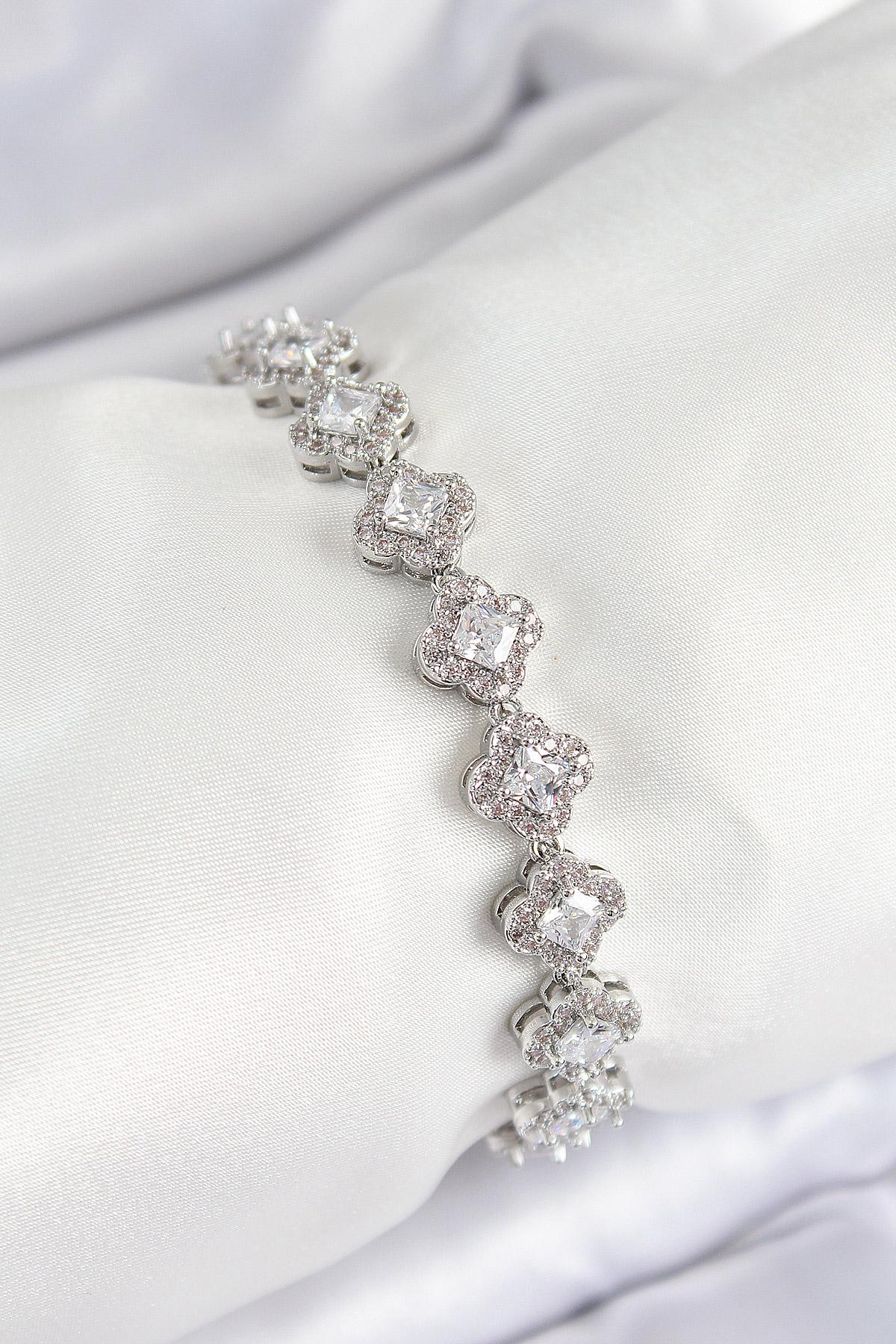 Pirinç Zirkon Taşlı Yonca Baget Model Gümüş Renk VIP Seri Kadın Bileklik