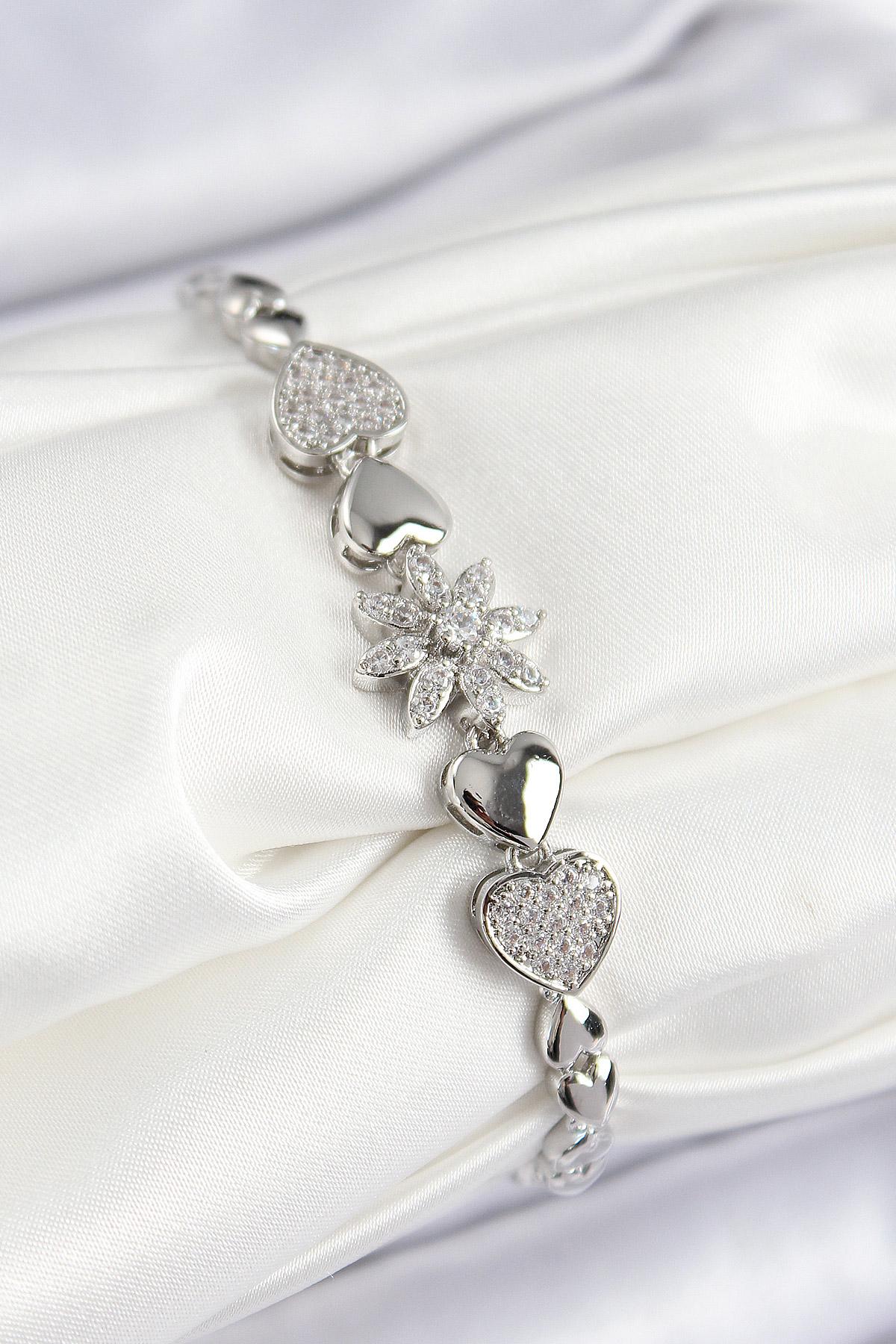 Pirinç Zirkon Taşlı Kalp Detaylı Çiçek Model Gümüş Renk Kadın Bileklik