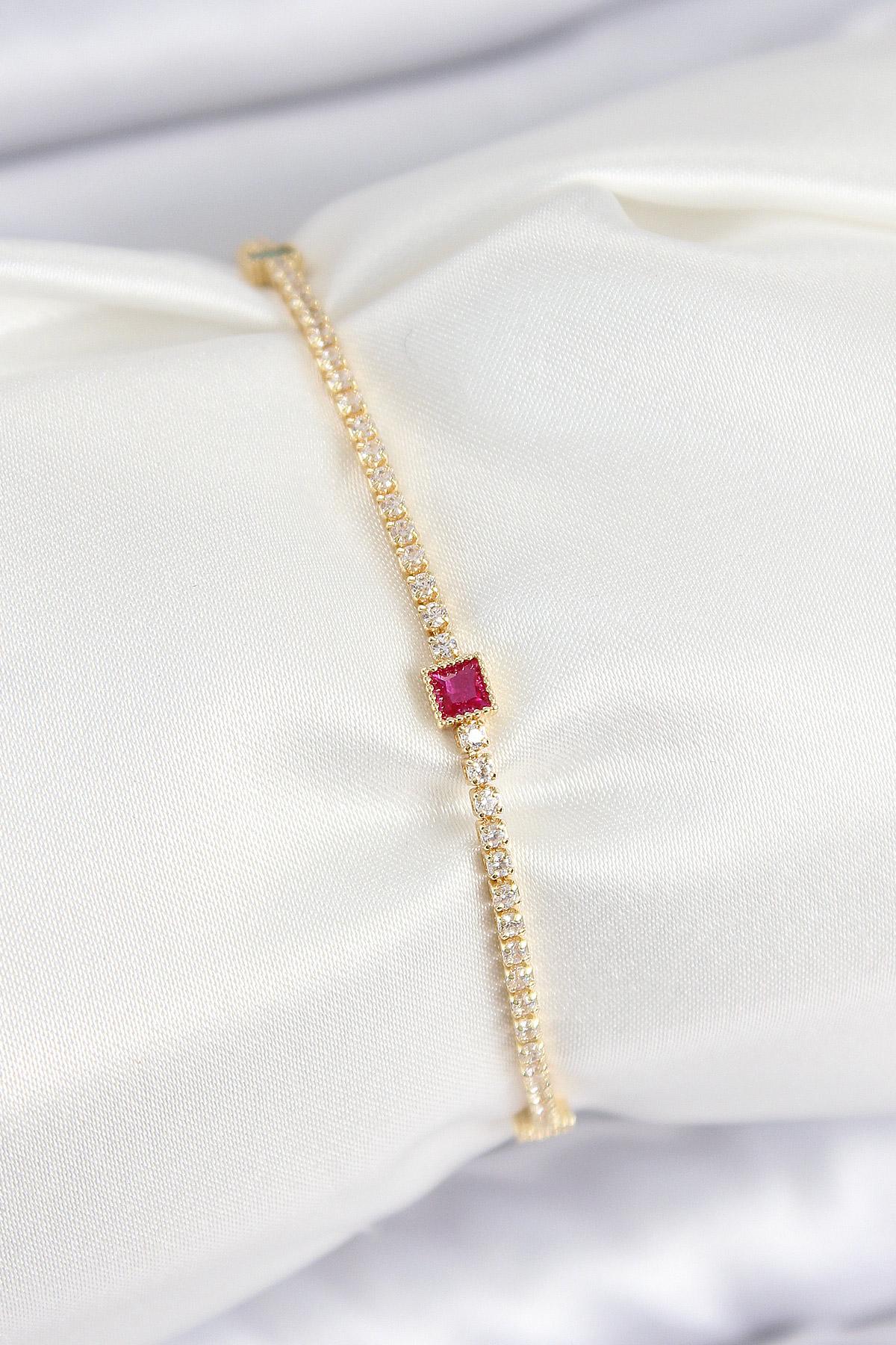 Pirinç Zirkon Taşlı Kare Model Gold Renk Kadın Bilekilk